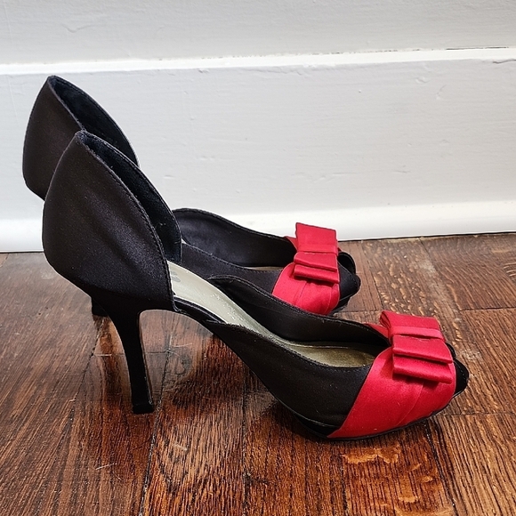 Isabel Toledo For Payless Statement Black Heels with Red Bows - Picture 5 of 8